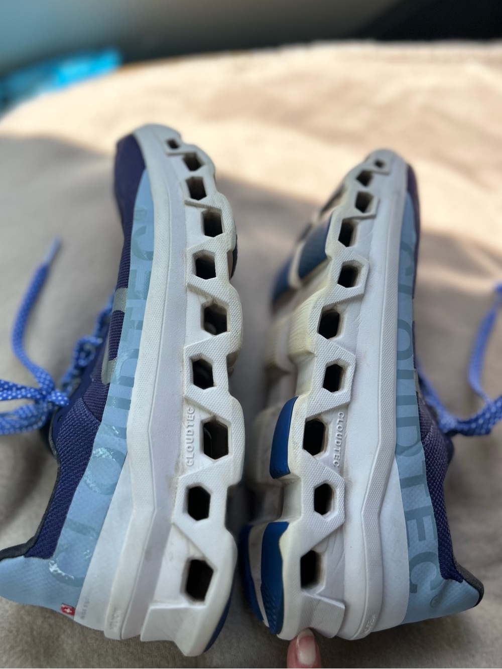 On Cloud monster womens Navy and Light Blue size 9.5 - Picture 4 of 9